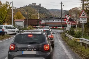 80 de autoturisme verificate la trecerile feroviare din Hunedoara