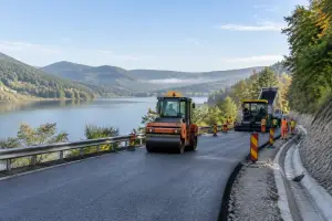 Asfalt pe DJ 687D: lucrările spre Ținutul Pădurenilor, finanțate cu 31,6 milioane de lei