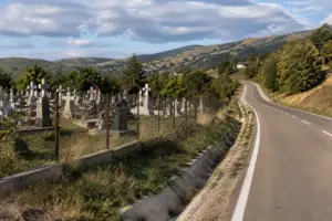 Cimitirele private din Vulcan ar putea fi împrejmuite. Proiectul turistic, blocat de lipsa banilor