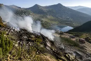 Două incendii afectează vegetația și fondul forestier din Hunedoara
